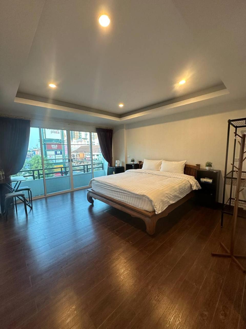 Chris Jay @ Cnx Apartment Chiang Mai Luaran gambar